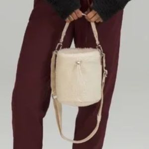 NWT Lululemon Crossbody Fleece Bucket Bag White Opal‎ 2.5L - RARE 🦄